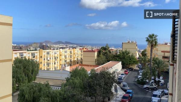 Room for rent in 4-bedroom apartment in Las Palmas