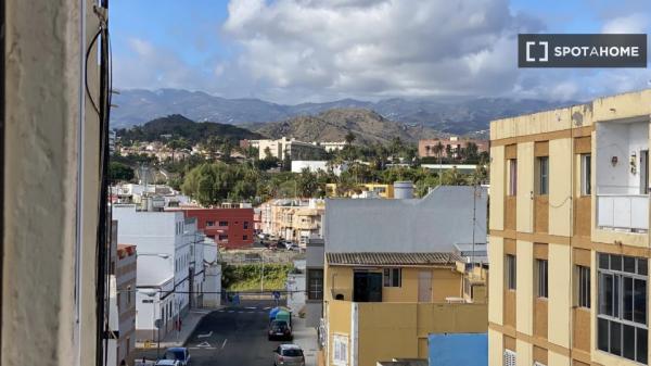 Room for rent in 4-bedroom apartment in Las Palmas