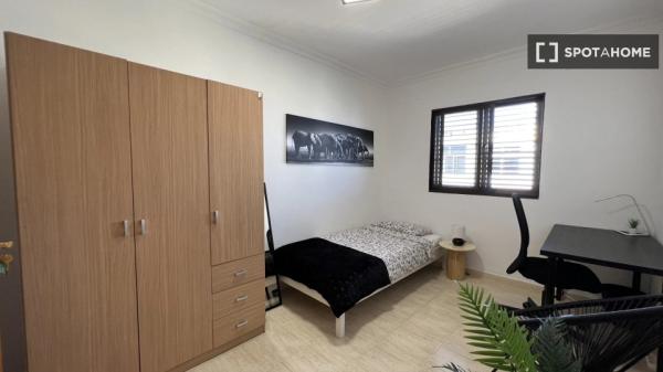 Alugo quarto em apartamento de 4 quartos em Las Palmas