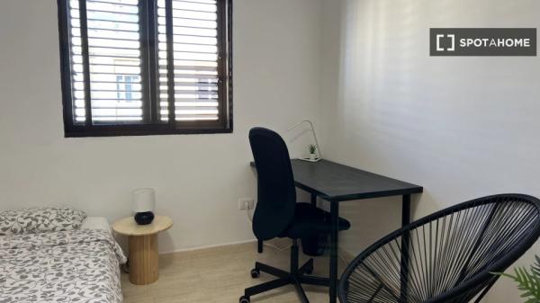 Room for rent in 4-bedroom apartment in Las Palmas