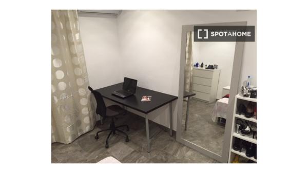 Quarto em apartamento compartilhado em Palma