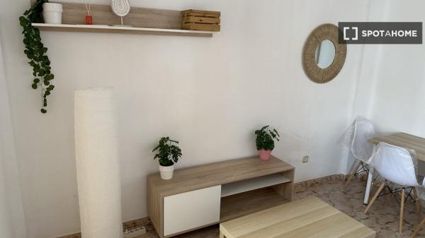 Se alquila habitación en piso de 3 dormitorios en Linares, Jaén