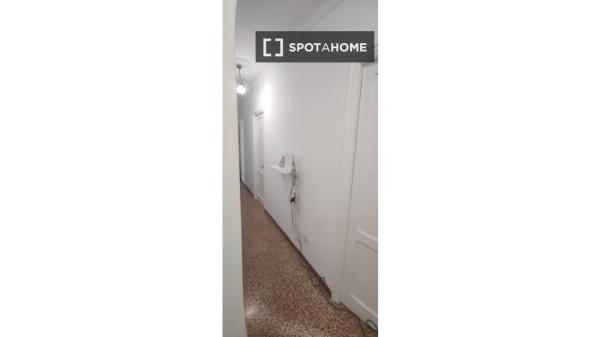 Room for rent in 5-bedroom apartment