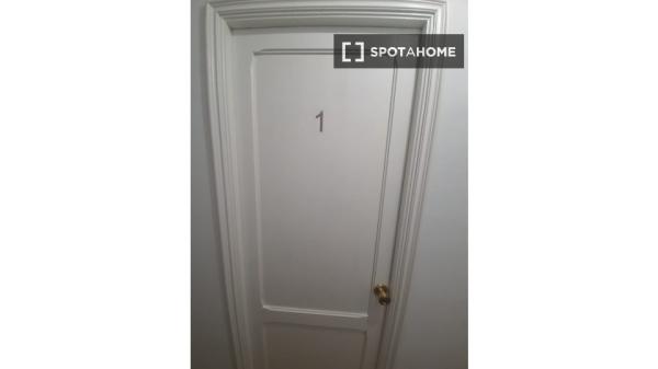 Pokój do wynajęcia w apartamencie z 5 sypialniami