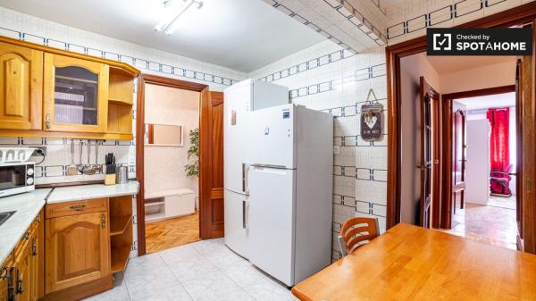 Se alquila habitación en apartamento de 5 dormitorios en Alcalá de Henares.