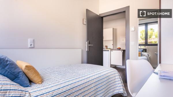 Se alquilan habitaciones en apartamento de 2 dormitorios en Sevilla, Sevilla