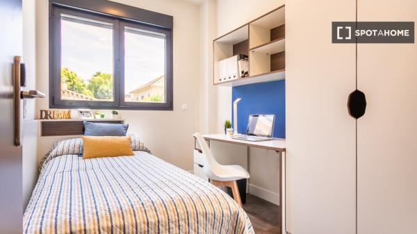 Se alquilan habitaciones en apartamento de 2 dormitorios en Sevilla, Sevilla