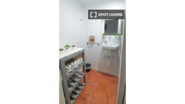 Se alquila habitación en apartamento de 4 dormitorios