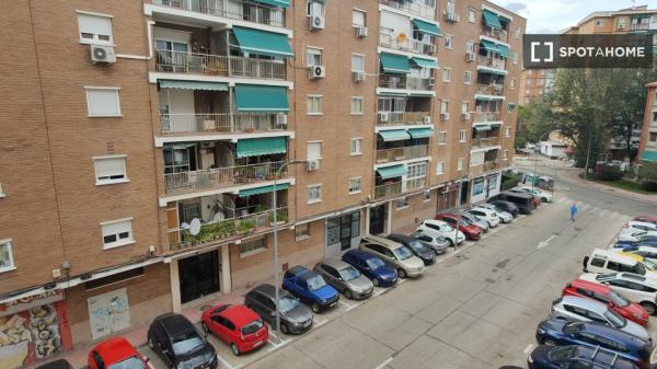 Se alquila habitación en piso de 3 habitaciones en Alcalá De Henares