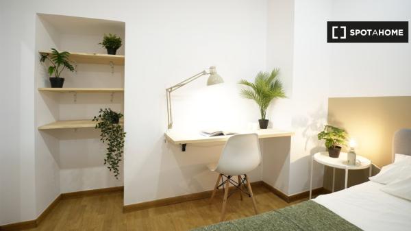 Se alquila habitación en piso de 4 dormitorios en El Raval, Barcelona