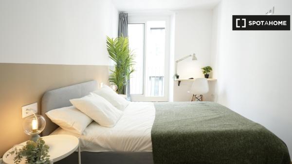 Se alquila habitación en piso de 4 dormitorios en El Raval, Barcelona