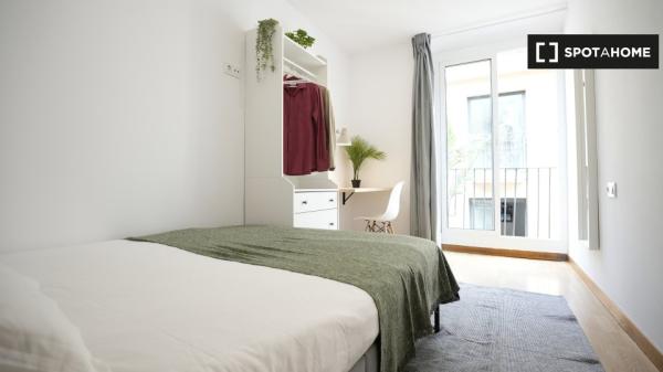 Se alquila habitación en piso de 4 dormitorios en El Raval, Barcelona