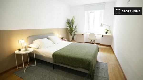 Se alquila habitación en piso de 4 dormitorios en El Raval, Barcelona