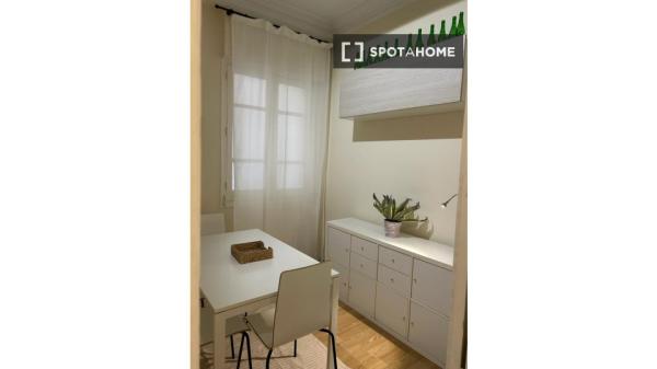 Chambre confortable dans un appartement partagé dans le Barrio Salamanca, Madrid