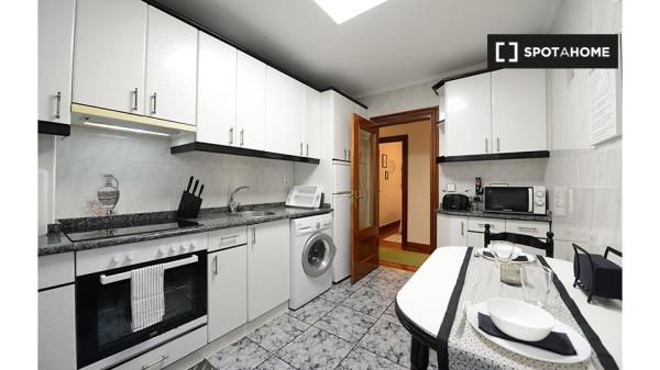 Quarto para alugar em apartamento de 2 quartos em Bilbao, Bilbao