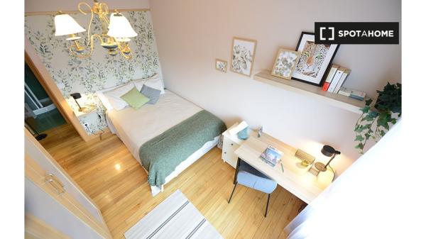 Habitación en alquiler en un apartamento de 3 dormitorios en Txurdinaga, Bilbao