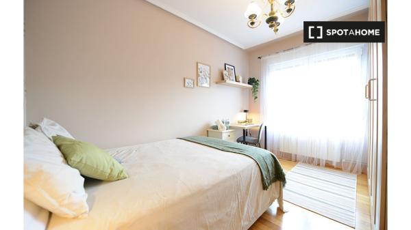 Quarto para alugar em apartamento de 3 quartos em Txurdinaga, Bilbao