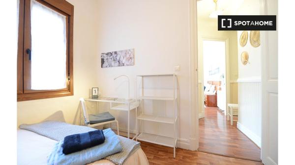 Aluga-se quarto em apartamento de 3 quartos em Santutxu, Bilbao