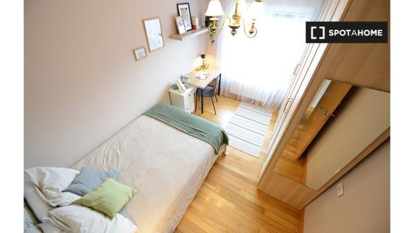 Habitación en alquiler en un apartamento de 3 dormitorios en Txurdinaga, Bilbao