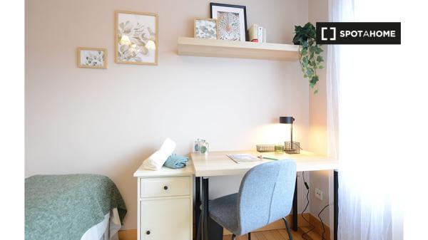 Habitación en alquiler en un apartamento de 3 dormitorios en Txurdinaga, Bilbao