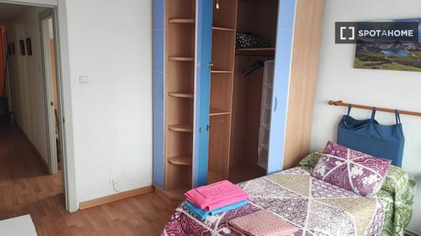 Alugo quarto em apartamento de 3 quartos em Santander