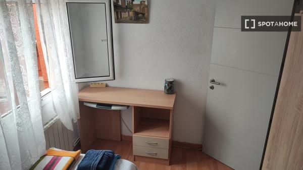 Alugo quarto em apartamento de 3 quartos em Santander