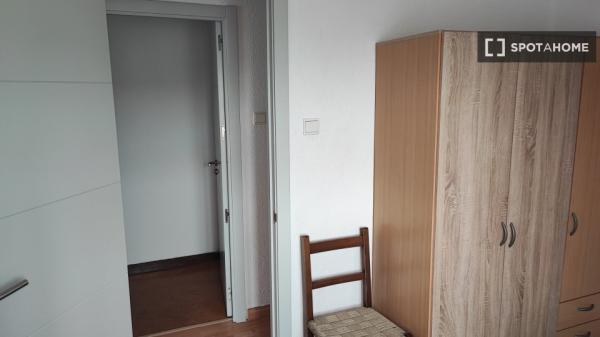 Alugo quarto em apartamento de 3 quartos em Santander