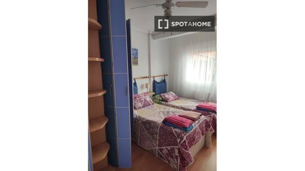 Alugo quarto em apartamento de 3 quartos em Santander