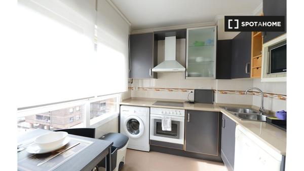 Quarto para alugar em apartamento de 3 quartos em Txurdinaga, Bilbao