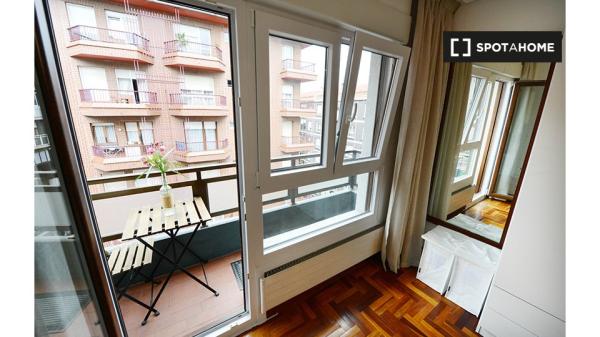 Se alquila habitación en piso de 4 dormitorios en Santutxu, Bilbao