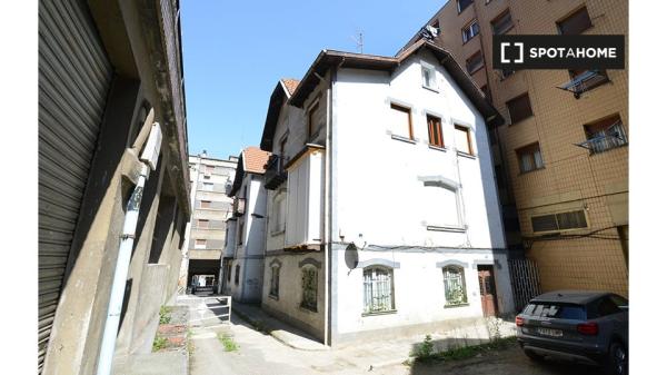 Stanza in appartamento con 3 camere da letto a Santutxu, Bilbao