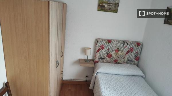 Alugo quarto em apartamento de 3 quartos em Santander