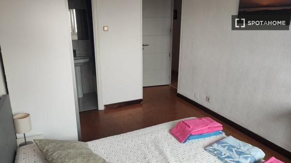 Alugo quarto em apartamento de 3 quartos em Santander