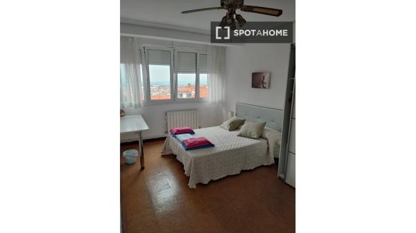 Room for rent in 3-bedroom apartment in Santander