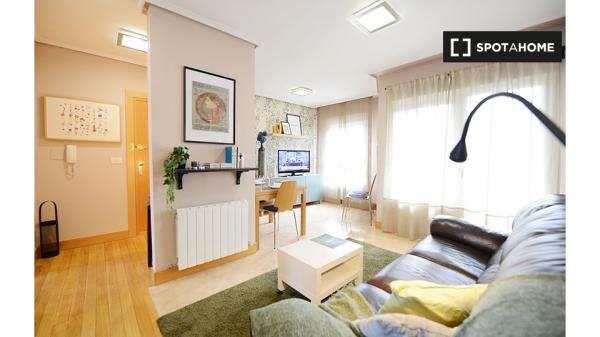 Habitación en alquiler en un apartamento de 3 dormitorios en Txurdinaga, Bilbao