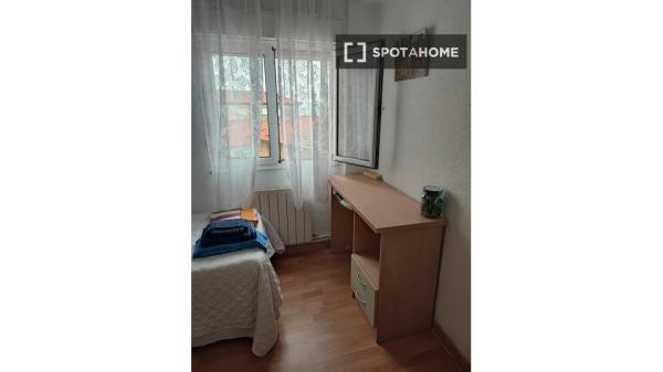 Alugo quarto em apartamento de 3 quartos em Santander