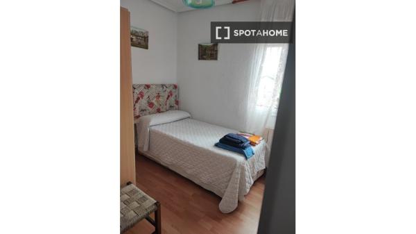 Room for rent in 3-bedroom apartment in Santander