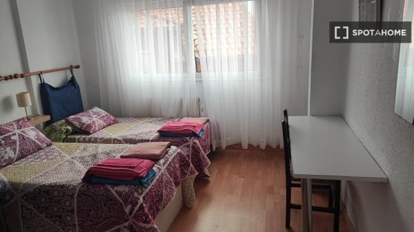 Alugo quarto em apartamento de 3 quartos em Santander