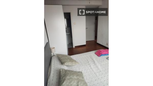 Alugo quarto em apartamento de 3 quartos em Santander