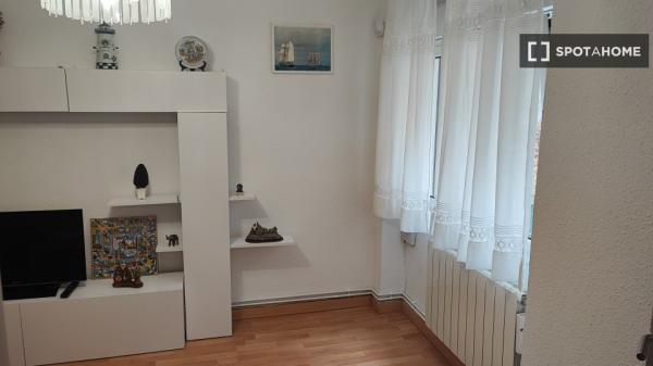 Room for rent in 3-bedroom apartment in Santander