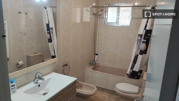 Room for rent in 3-bedroom apartment in Santander