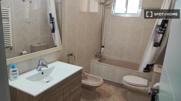 Room for rent in 3-bedroom apartment in Santander