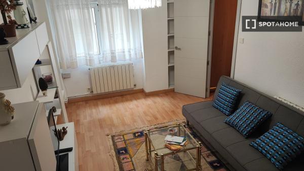 Alugo quarto em apartamento de 3 quartos em Santander