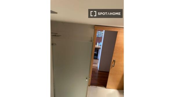 Se alquila habitación en casa de 5 dormitorios en Sevilla