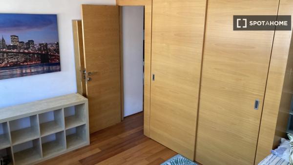 Alugo quarto em casa de 5 quartos em Sevilha