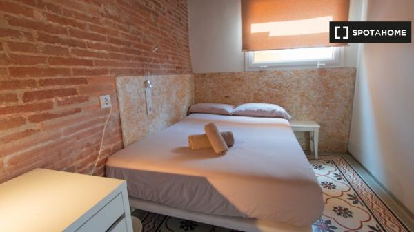 Se alquila habitación en piso de 4 dormitorios en Barcelona