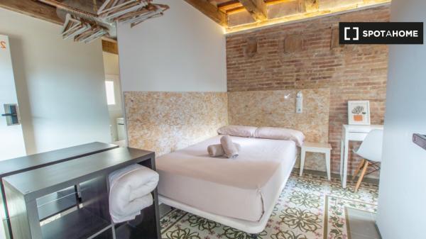 Se alquila habitación en piso de 4 dormitorios en Barcelona