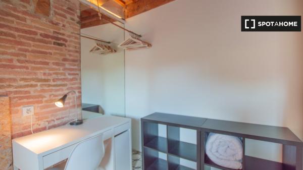 Se alquila habitación en piso de 4 dormitorios en Barcelona