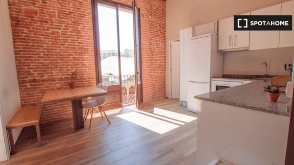 Se alquila habitación en piso de 5 habitaciones en Barcelona