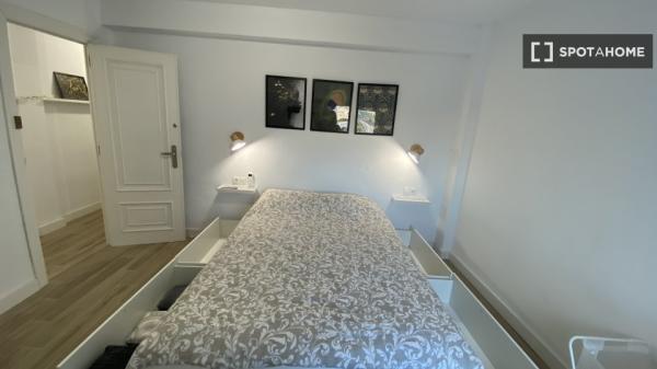 Room for rent in shared 3-bedroom apartment in Alicante